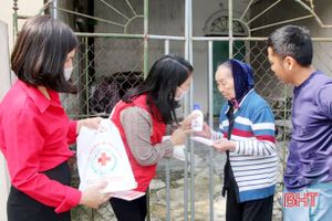 Hội Chữ thập đỏ Hà Tĩnh tặng nước rửa tay diệt khuẩn và tuyên truyền phòng, chống dịch Covid-19