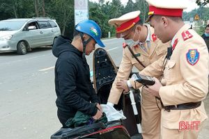 Hà Tĩnh: Bắt đối tượng giấu 4kg thuốc nổ trong cốp xe máy
