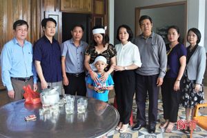 Thăm hỏi các gia đình ở Hà Tĩnh có người thân gặp nạn trên vùng biển Quảng Trị