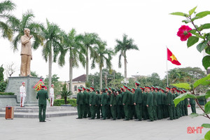 Đoàn đại biểu LLVT Hà Tĩnh dâng hương tưởng niệm Chủ tịch Hồ Chí Minh và các anh hùng liệt sỹ