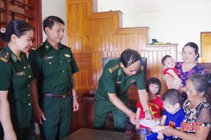 BĐBP Hà Tĩnh trao quà động viên con cán bộ, chiến sỹ mắc bệnh hiểm nghèo