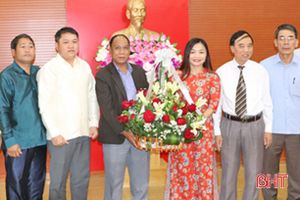 Đoàn cán bộ huyện Khăm Cợt chúc tết huyện Vũ Quang