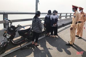 Xử phạt nhiều học sinh vi phạm giao thông trên cầu Cửa Hội