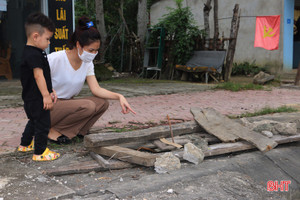 Nắp đậy mương thoát nước ở thị trấn Vũ Quang bị hư hỏng, gây nguy hiểm cho người đi đường