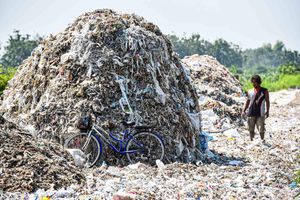 Núi rác thải nhựa khổng lồ nuôi sống những ngôi làng