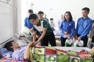Đoàn thanh niên Vietcombank và Báo Hà Tĩnh tổ chức chương trình Tết ấm cho bệnh nhân nghèo