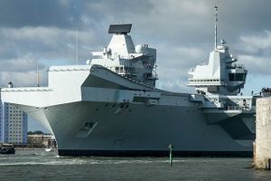 Tàu sân bay mạnh nhất hải quân Anh ra khơi với máy bay quân sự