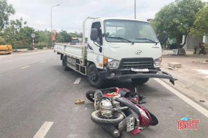Đấu đầu xe tải trên đường phố Hà Tĩnh, người đi xe máy bị thương