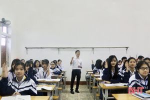 Thầy giáo xứ Cẩm dạy “sin cos tan cot” bằng tiếng Anh hấp dẫn học trò
