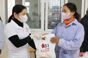 Trao gần 1.000 suất cháo từ thiện tại BVĐK tỉnh Hà Tĩnh