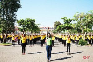 Trường học đầu tiên ở Hà Tĩnh đưa Yoga vào giáo dục thể chất