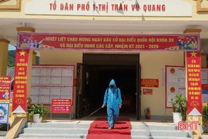 Vũ Quang phun 200kg hóa chất khử khuẩn tại 70 khu vực bỏ phiếu