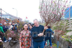 Đi chợ hoa Quảng An, Đại sứ Mỹ tâm sự kế hoạch nghỉ Tết Nguyên đán