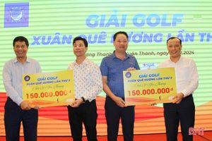 Giải Golf Xuân quê hương ủng hộ 300 triệu đồng xây dựng phòng máy tính trường học