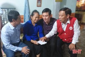Thăm hỏi, động viên các gia đình Hà Tĩnh có người bị nạn do thiên tai ở Thừa Thiên - Huế