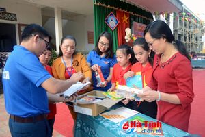 Trao 1.200 đầu sách cho học sinh vùng nông thôn Hà Tĩnh