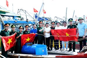 Chương trình “Tuổi trẻ với biển, đảo quê hương” trao nhiều phần quà ý nghĩa tại Lộc Hà