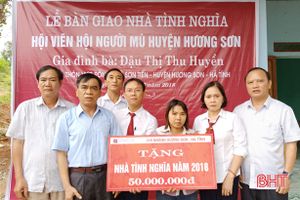 Trao 2 nhà tình thương cho hội viên người mù Hương Sơn