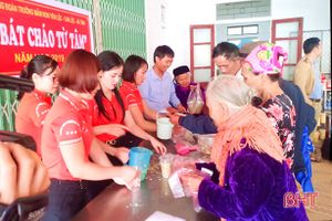 Giáo viên trường làng Hà Tĩnh nấu 200 suất cháo, “sắm” tủ quần áo giúp người khó khăn