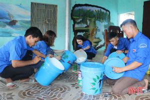Thanh niên thị trấn Cẩm Xuyên “biến” thùng sơn cũ thành giỏ đựng rác