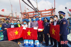 Hải đội 102 giúp ngư dân Hà Tĩnh vươn khơi bám biển