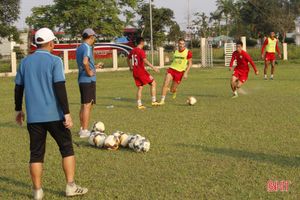 Hồng Lĩnh Hà Tĩnh "đội nắng" tập luyện cho ngày V.League trở lại