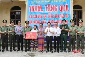 Công an Hà Tĩnh thăm, tặng quà bà con dân tộc Chứt