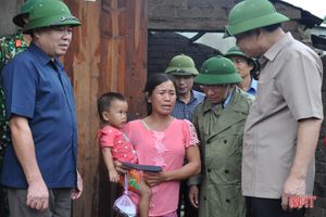 Bộ trưởng NN&PTNT Nguyễn Xuân Cường chỉ đạo ứng phó hoàn lưu sau bão, thăm hỏi hộ dân bị thiệt hại ở Hà Tĩnh