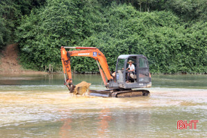 Phá tuyến đường ngăn sông Ngàn Sâu hòng khai thác cát trái phép ở Hà Tĩnh