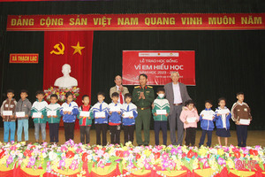 Trao học bổng “Vì em hiếu học” cho học sinh nghèo ở Thạch Hà