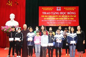 Trao 50 suất quà cho học sinh khuyết tật, mồ côi, hoàn cảnh khó khăn ở Vũ Quang