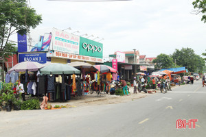 BQL tự ý tăng phí, tiểu thương chợ Quán Trại lấn đường kinh doanh