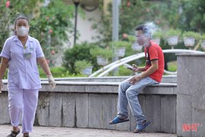 Nhan nhản tình trạng hút thuốc lá nơi công cộng 
