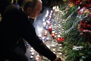 [Photo] Hoa tươi và nến tưởng niệm nạn nhân vụ đánh bom tàu điện ngầm ở Nga