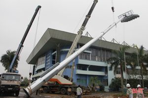 Xem nhà thầu dựng cột đèn chiếu sáng cao 37m ở sân vận động Hà Tĩnh