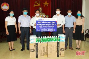BIDV Hà Nội trao khẩu trang, nước sát khuẩn hỗ trợ Hà Tĩnh phòng dịch