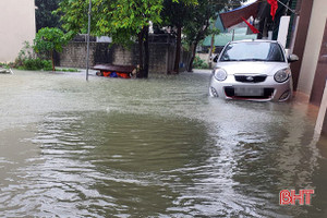 Sáng nay, nhiều phường ở TP Hà Tĩnh vẫn ngập sâu trong nước