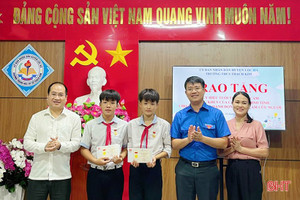 Trao huy hiệu, bằng khen cho 2 học sinh dũng cảm cứu người đuối nước