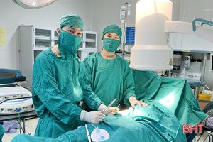 Phẫu thuật lấy mảnh kim loại đâm xuyên khớp háng cho bệnh nhân ở Thạch Hà