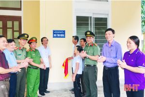 Bàn giao nhà tình nghĩa cho gia đình giáo dân đặc biệt khó khăn ở Hương Sơn