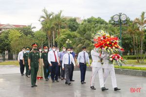 Lãnh đạo tỉnh Hà Tĩnh dâng hương tưởng niệm Bác Hồ, Tổng Bí thư Hà Huy Tập và các anh hùng, liệt sỹ