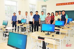 Hỗ trợ 10 máy vi tính cho trường học ở xã biên giới Hương Khê