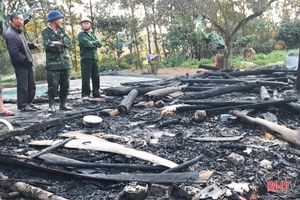 Căn nhà gỗ của một hộ dân ở Hương Khê bị thiêu rụi
