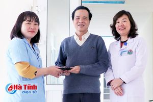 2 nhân viên y tế trả lại ví tiền bệnh nhân đánh rơi