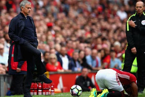 Trước đại chiến Arsenal - M.U: Mourinho tung khăn trắng?