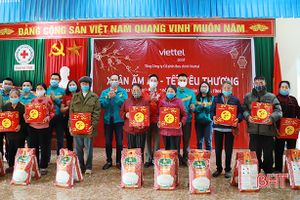 Bưu chính Viettel Hà Tĩnh tặng quà tết cho hộ nghèo, nạn nhân da cam