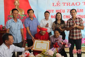 Trao Huy hiệu 75 năm tuổi Đảng cho nguyên Phó Bí thư Thường trực Huyện ủy Can Lộc