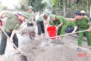 Không nghỉ lễ, Công an Thạch Hà giúp dân làm nông thôn mới