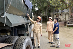 Không để tái diễn tình trạng cát rơi vãi nhiều trên QL 1 qua Hà Tĩnh