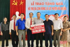 Agribank Hà Tĩnh trao 100 triệu đồng hỗ trợ đồng bào lũ lụt